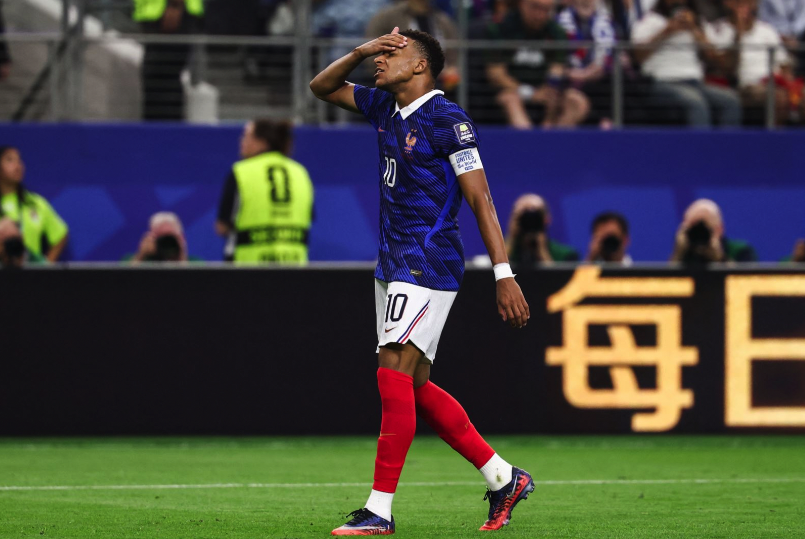 Khoảnh khắc thất vọng của Mbappe sau pha bỏ lỡ đáng tiếc, khi chân sút số một của Pháp chưa thể tạo nên khác biệt trước Tây Ban Nha. Ảnh: AFP/TTXVN