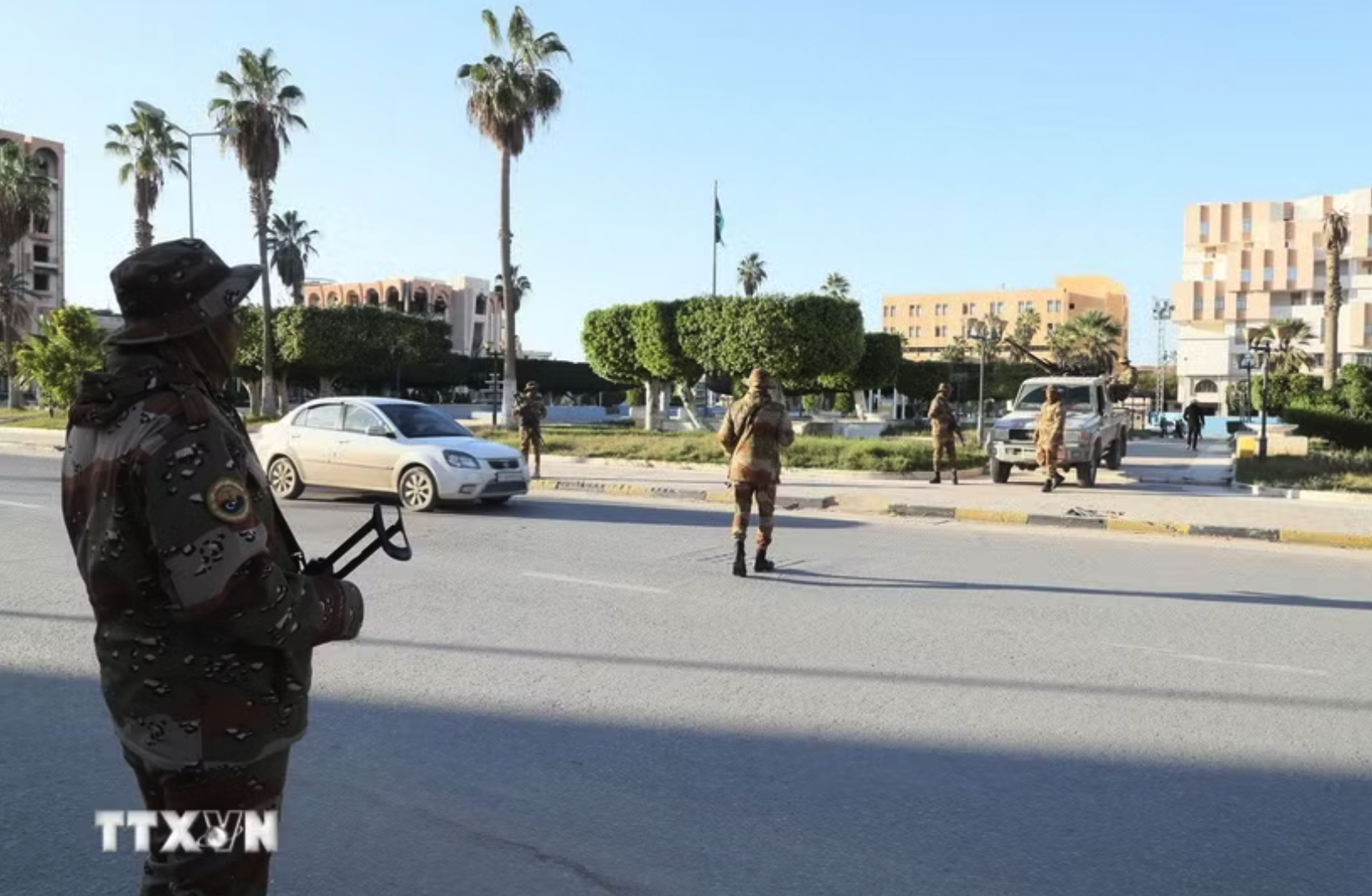 Binh sĩ gác trên đường phố tại Zawiya, Libya. (Ảnh: THX/TTXVN)