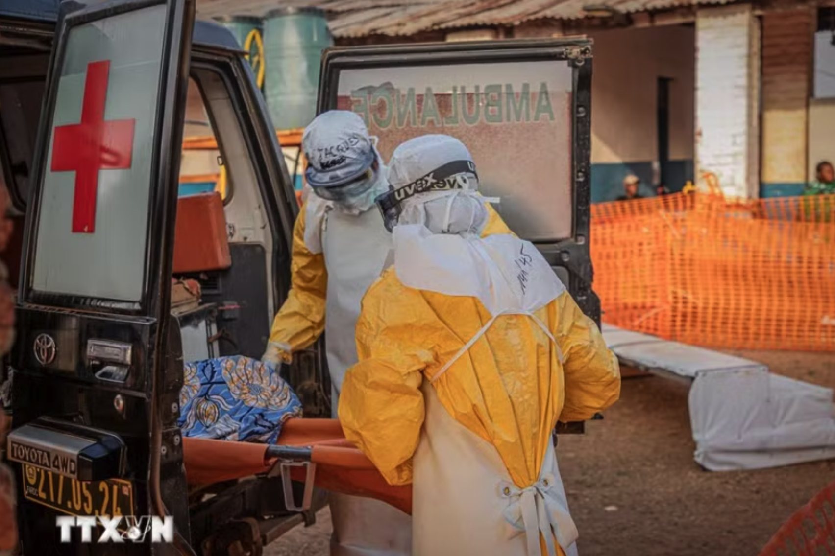 Nhân viên y tế chuyển bệnh nhân Ebola tới trung tâm điều trị ở tỉnh Ituri, CHDC Congo. (Ảnh: THX/TTXVN phát)