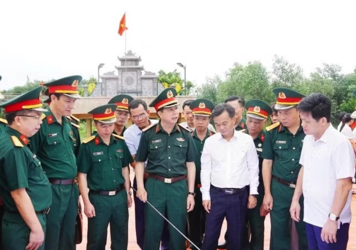 Lãnh đạo tỉnh Quảng Trị và cơ quan chức năng đối chiếu bản đồ các vị trí thăm dò tìm kiếm hài cốt liệt sĩ tại khu vực Câu Nhi, xã Nam Hải Lăng.