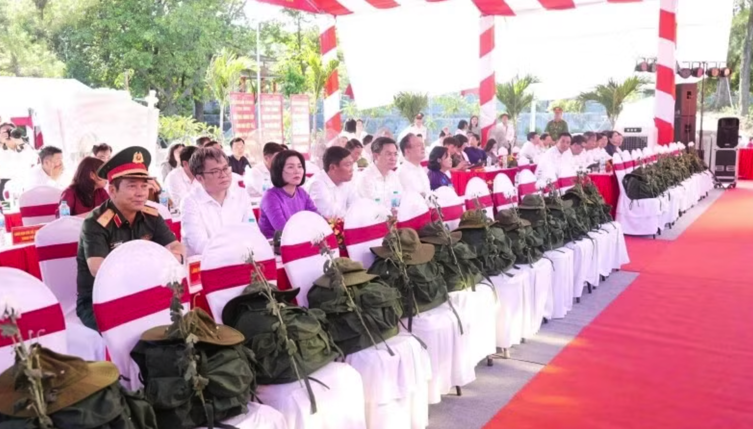 Các liệt sĩ luôn được thành kính mời ngồi hàng ghế danh dự ở các sự kiện quan trọng được tổ chức tại Nghĩa trang Liệt sĩ quốc gia Trường Sơn.