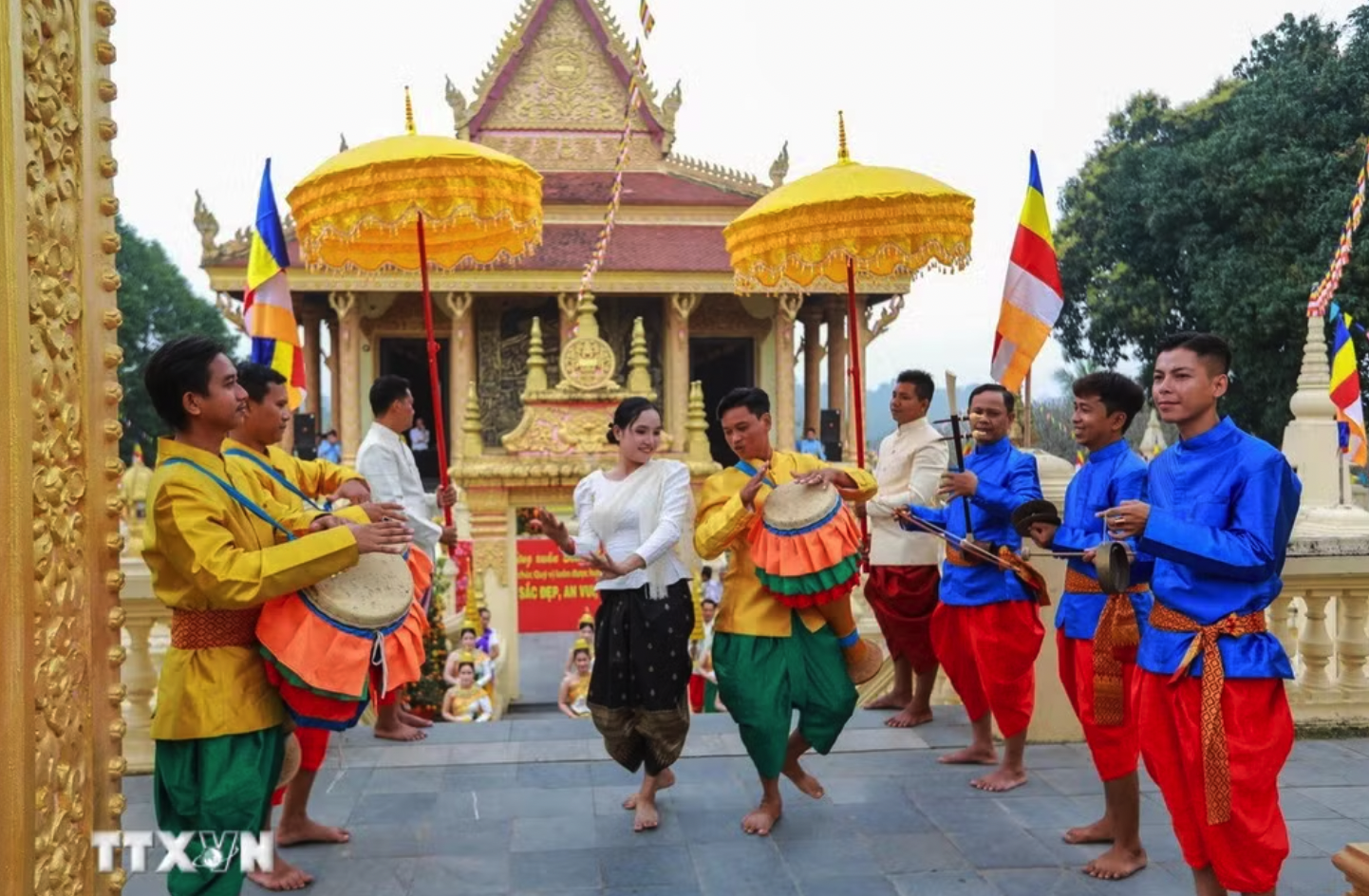 Các điệu múa truyền thống của đồng bào Khmer là một phần di sản văn hóa đặc sắc, được gìn giữ và trao truyền qua nhiều thế hệ, góp phần bảo tồn bản sắc dân tộc và làm phong phú kho tàng văn hóa Việt Nam. (Ảnh: Khánh Hoà/TTXVN)