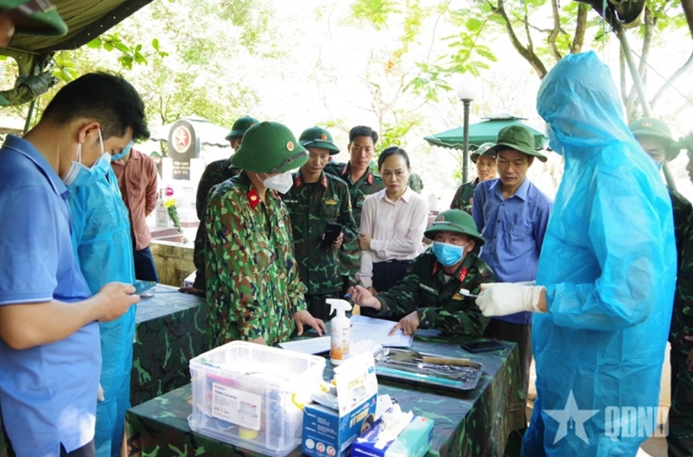 Đội Quy tập 584, Bộ CHQS tỉnh Quảng Trị lấy mẫu hài cốt liệt sĩ tại Nghĩa trang liệt sĩ quốc gia Trường Sơn. 