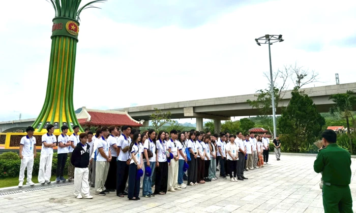 Tuổi trẻ kiều bào dâng hương tưởng niệm các anh hùng liệt sĩ tại Di tích lịch sử quốc gia Bến phà II Long Đại