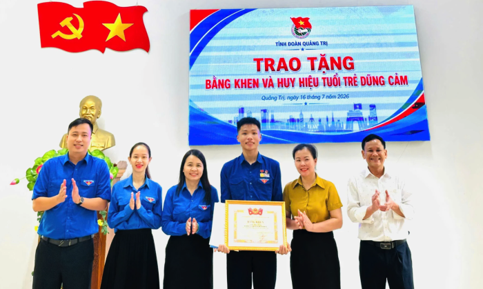Trao tặng Huy hiệu 'Tuổi trẻ dũng cảm' cho học sinh cứu người đuối nước