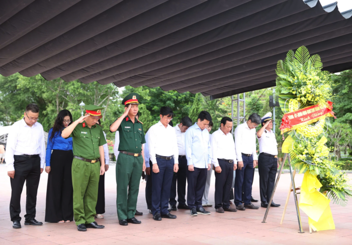 Đoàn đại biểu TP. Hải Phòng tri ân các anh hùng liệt sĩ tại tỉnh Quảng Trị