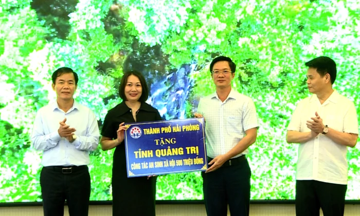Đoàn đại biểu TP. Hải Phòng trao tặng 500 triệu đồng hỗ trợ tỉnh Quảng Trị thực hiện công tác an sinh xã hội