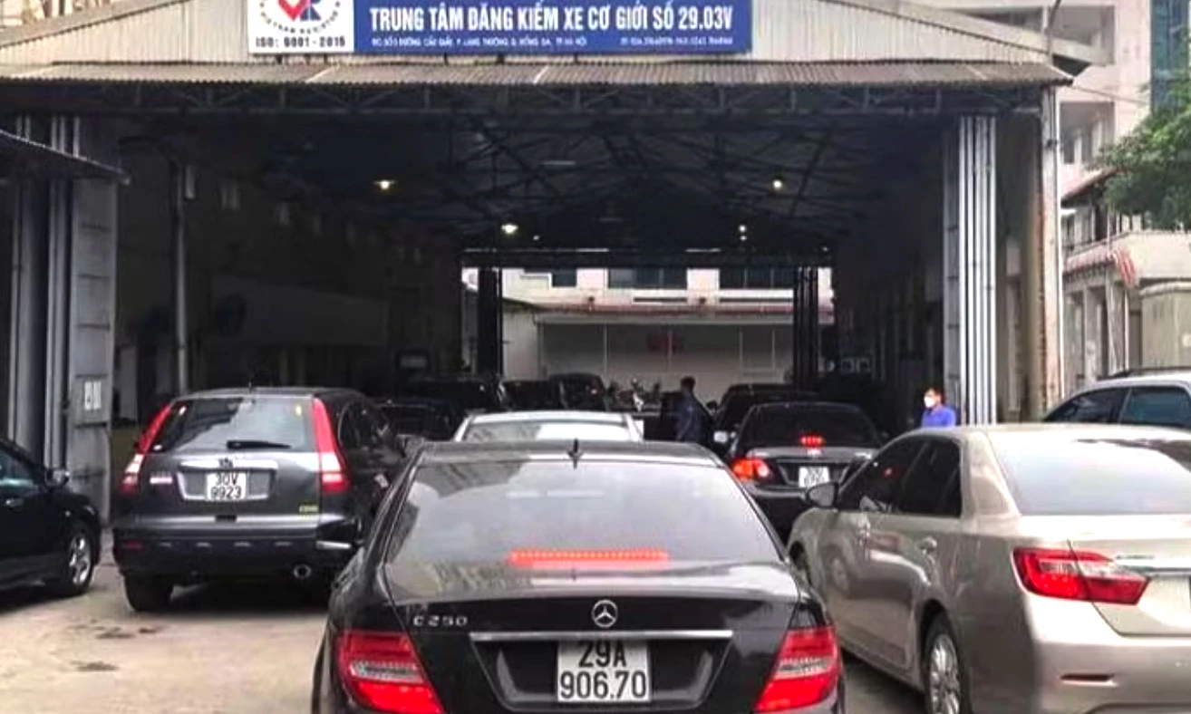 Phương tiện đến kiểm định tại một trung tâm đăng kiểm.