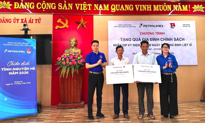 Đoàn TNCS Hồ Chí Minh Tập đoàn xăng dầu Việt Nam trao quà cho các gia đình chính sách tại xã Ái Tử