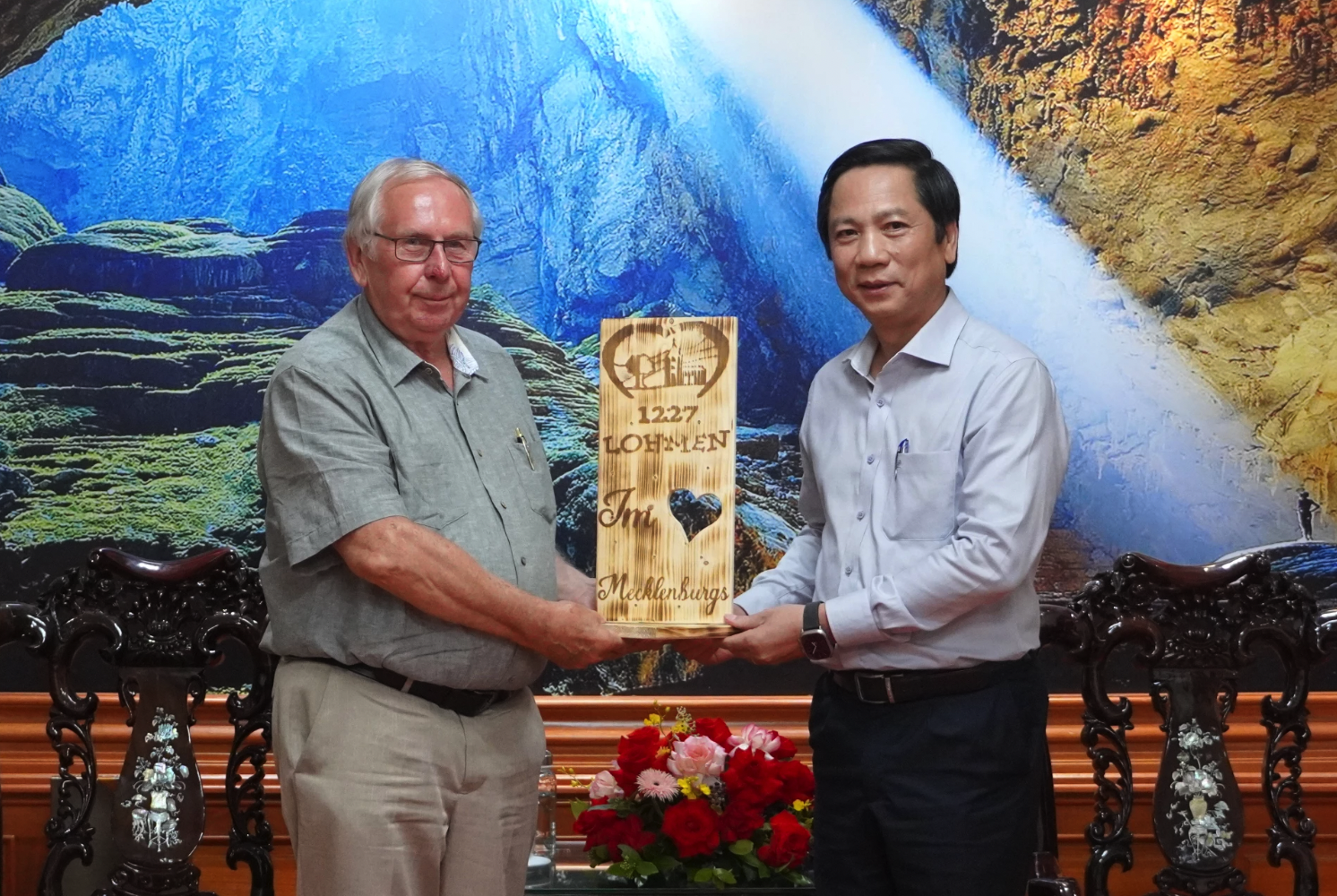 Ông Bernd Dikau tặng bức biểu tượng Lohmen nhân dịp địa phương này chuẩn bị kỷ niệm 800 năm hình thành và phát triển cho đồng chí Phó Chủ tịch Thường trực UBND tỉnh Hoàng Nam - Ảnh: H.Tr