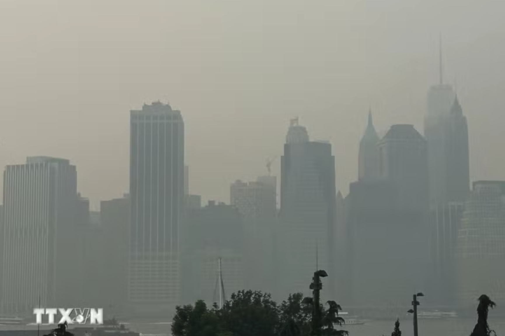 Trung tâm Manhattan chìm trong khói mù nhìn từ phía Brooklyn. (Ảnh: Thanh Tuấn/TTXVN)