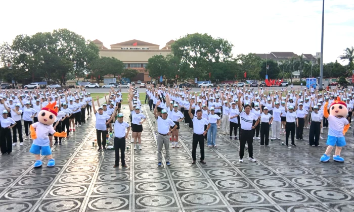 Gần 1.000 người tham gia chương trình 'Toàn dân tập luyện thể dục-thể thao'
