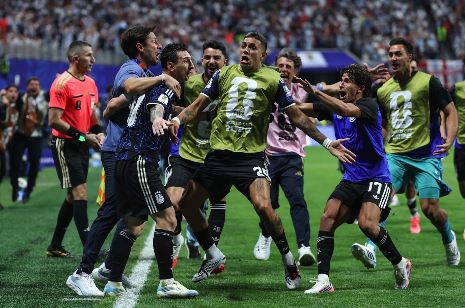 Niềm hạnh phúc vỡ oà của tuyển Argentina khi Messi tỏa sáng với 2 pha kiến tạo đắt giá để đồng đội ghi bàn giành chiến thắng ngược dòng ngoạn mục 2-1. Ảnh: AFP/TTXVN