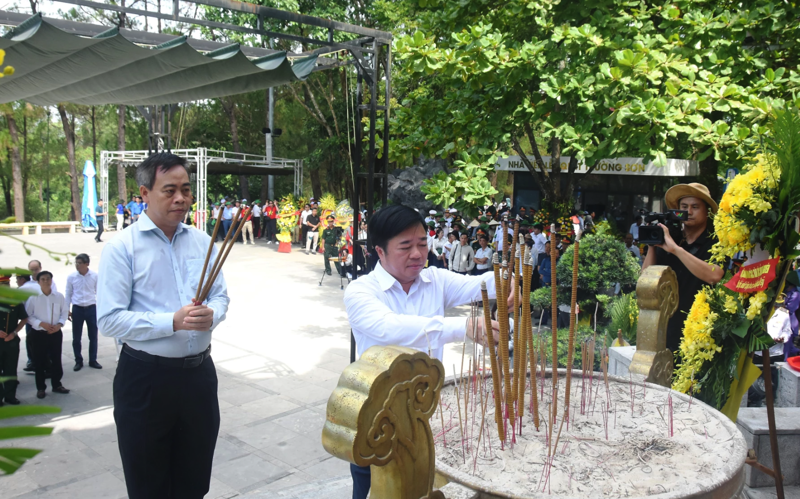 Đoàn công tác tỉnh Thái Nguyên dâng hương tri ân các anh hùng liệt sĩ tại tỉnh Quảng Trị