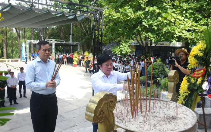 Đoàn công tác tỉnh Thái Nguyên dâng hương tri ân các anh hùng liệt sĩ tại tỉnh Quảng Trị