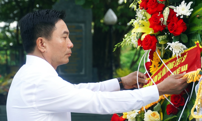 Lãnh đạo Quốc hội dâng hương tưởng niệm các anh hùng liệt sĩ tại tỉnh Quảng Trị