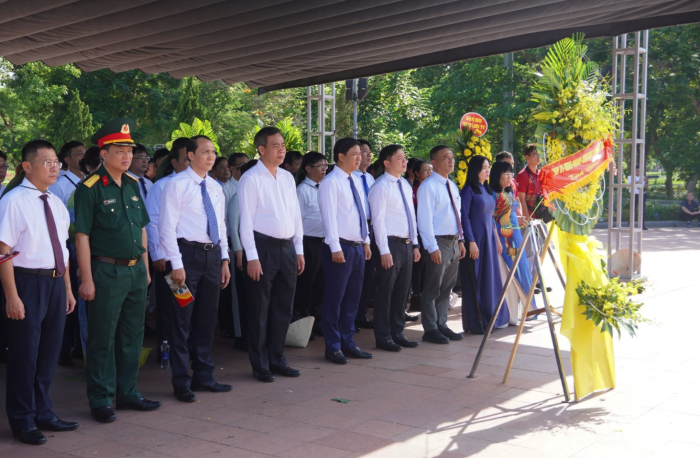 Đoàn công tác tỉnh Đắk Lắk tri ân các anh hùng liệt sĩ tại tỉnh Quảng Trị