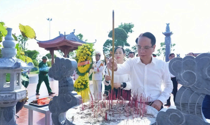 Đoàn đại biểu phường Đồng Hới tri ân các anh hùng liệt sĩ tại các "địa chỉ đỏ"