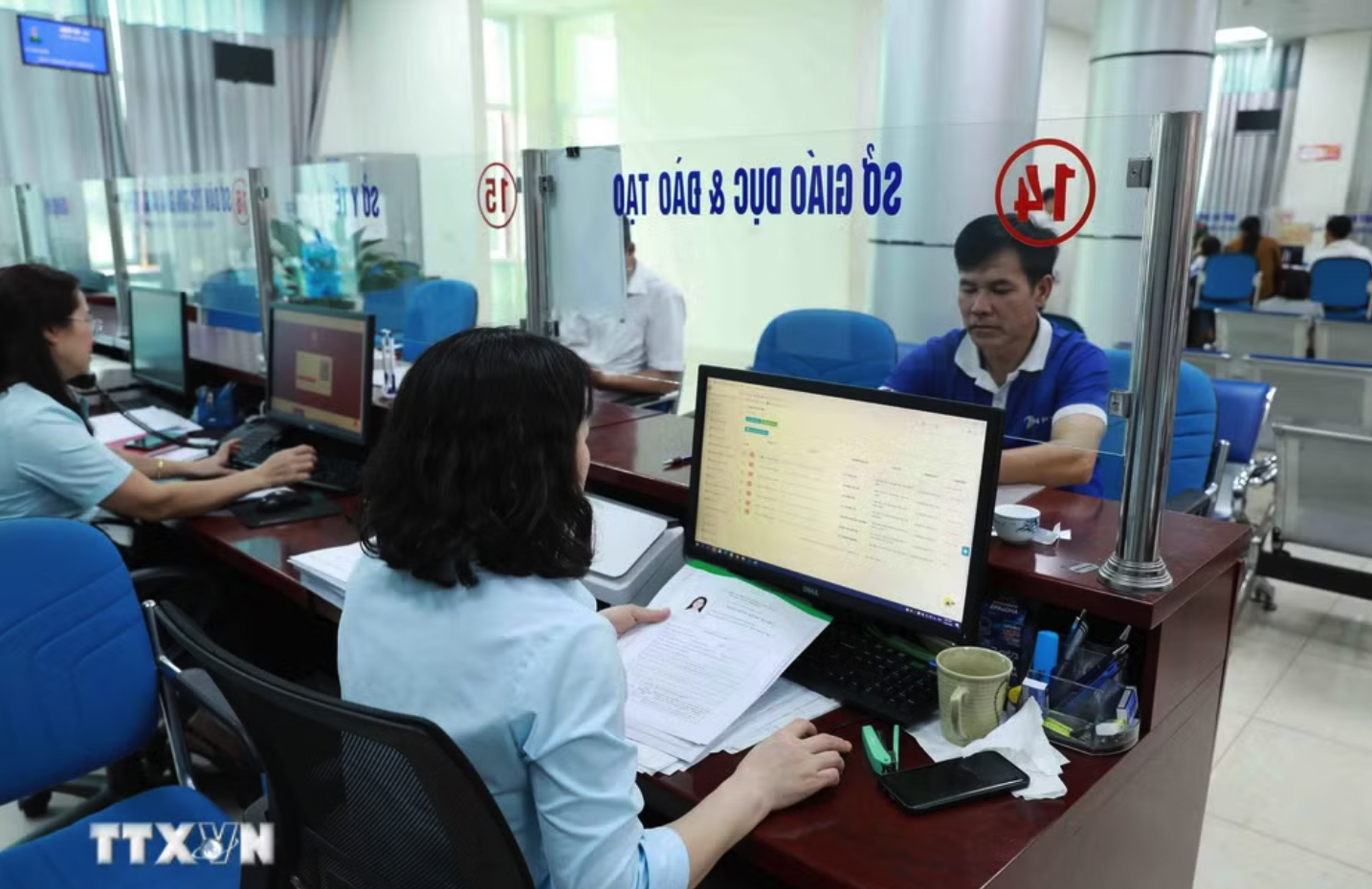 Cán bộ Sở Giáo dục và Đào tạo tỉnh Lai Châu xử lý thủ tục hành chính trên hệ thống điện tử. (Ảnh: Việt Dũng/TTXVN)