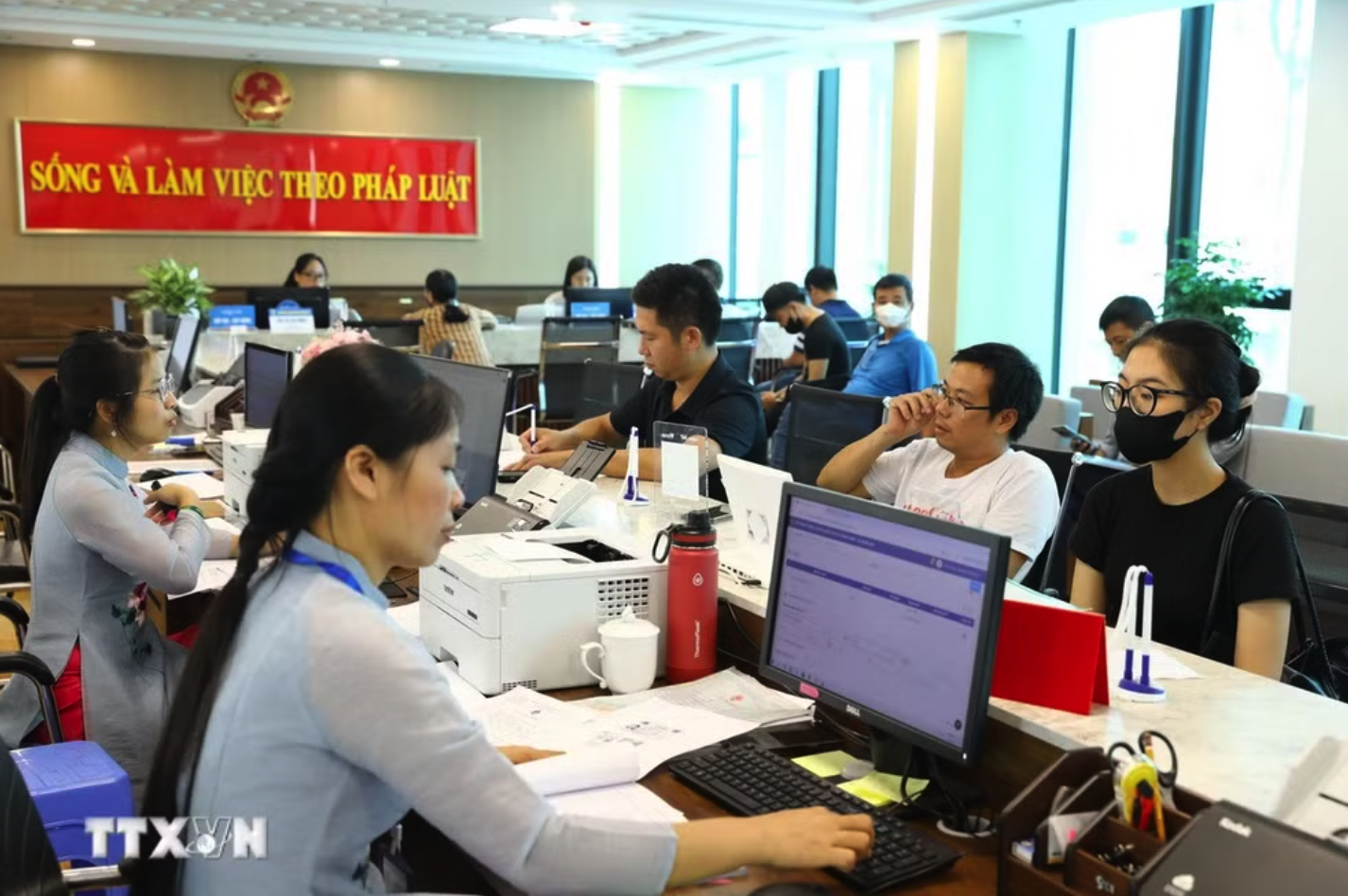 Người dân đến làm thủ tục hành chính tại Trung tâm phục vụ hành chính công xã Đông Anh (Hà Nội). (Ảnh: Quốc Lũy/TTXVN)