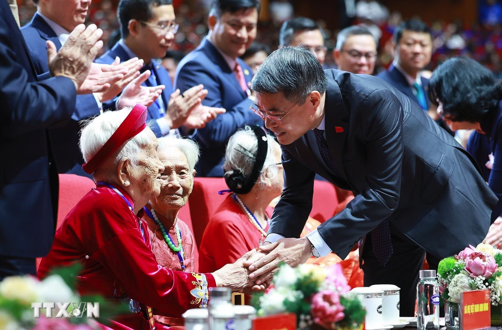 Thủ tướng Lê Minh Hưng thăm hỏi các Bà mẹ Việt Nam Anh hùng dự hội nghị Tri ân người có công với cách mạng toàn quốc năm 2026. (Ảnh: Dương Giang/TTXVN)