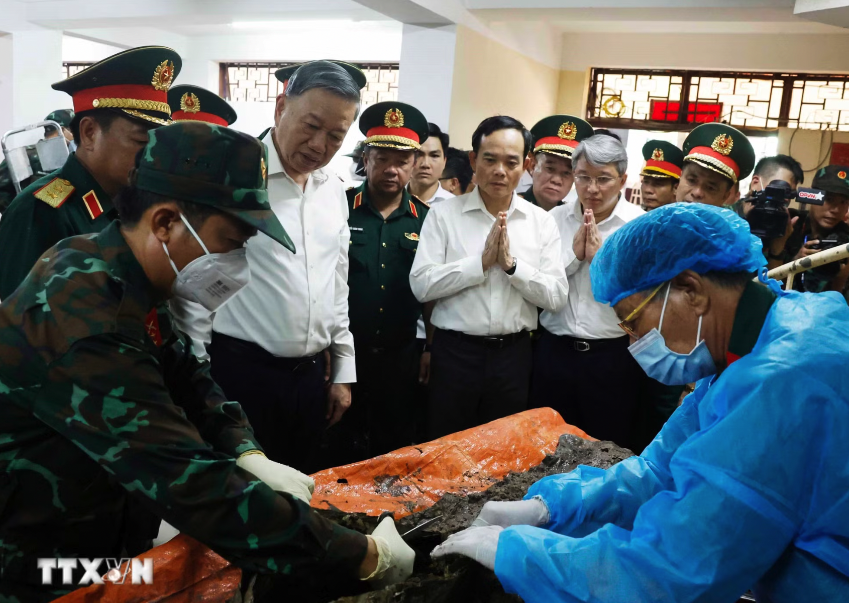 Tổng Bí thư, Chủ tịch nước Tô Lâm kiểm tra công tác tìm kiếm, quy tập hài cốt liệt sĩ tại Công viên Lê Thị Riêng. (Ảnh: Thống Nhất/TTXVN)
