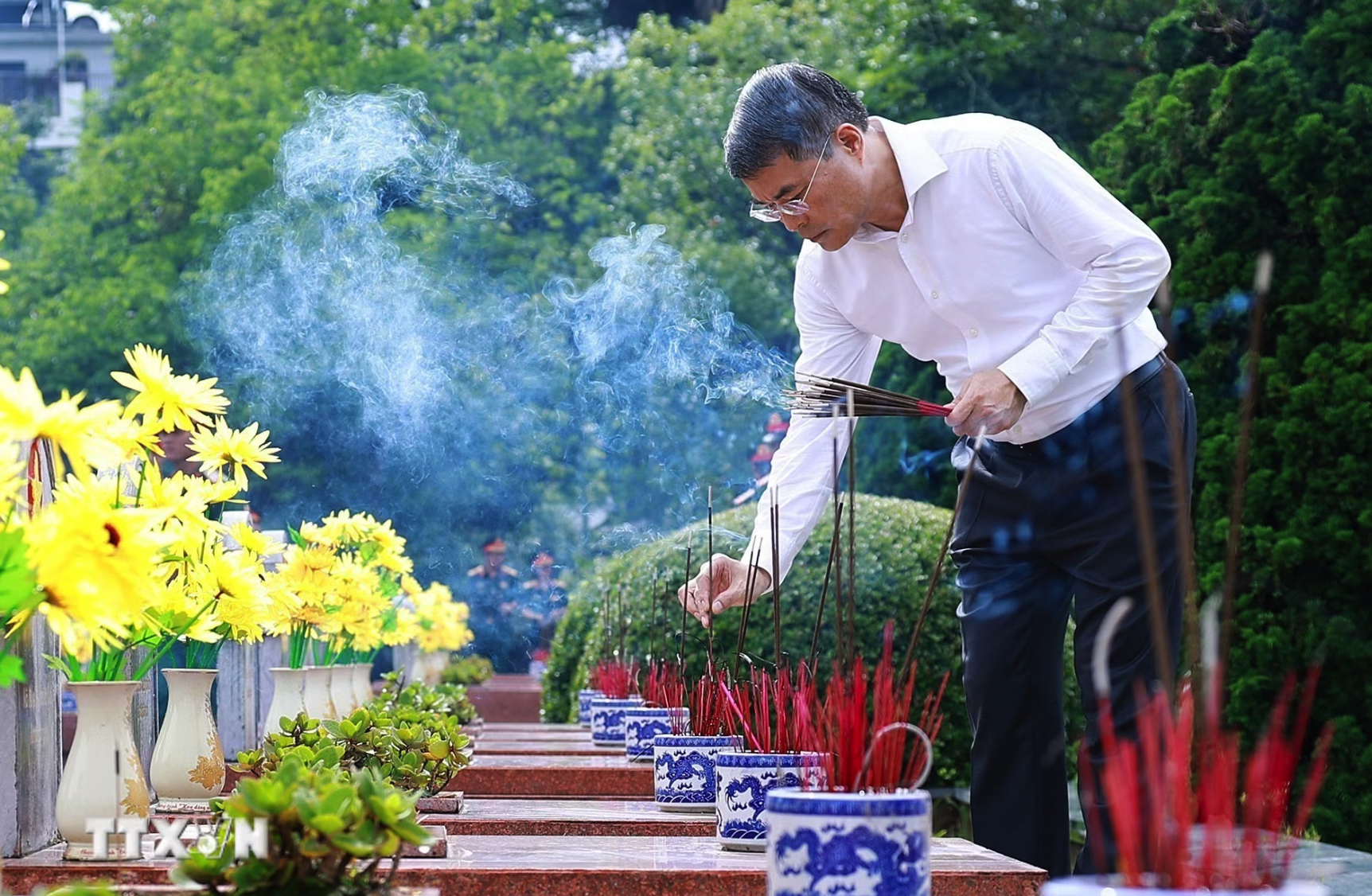 Thủ tướng Lê Minh Hưng thắp hương phần mộ liệt sĩ tại Nghĩa trang liệt sĩ quốc gia A1. (Ảnh: Dương Giang/TTXVN)