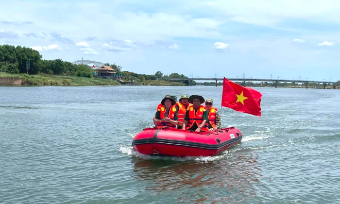 Đội cano 0 đồng phục vụ miễn phí cựu chiến binh, thân nhân liệt sĩ tham quan dọc sông Thạch Hãn