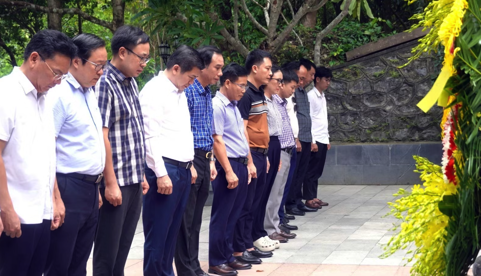 Lãnh đạo tỉnh Quảng Trị dâng hoa, viếng các Anh hùng, liệt sĩ tại Di tích quốc gia đặc biệt hang Tám Cô-đường 20 Quyết thắng.