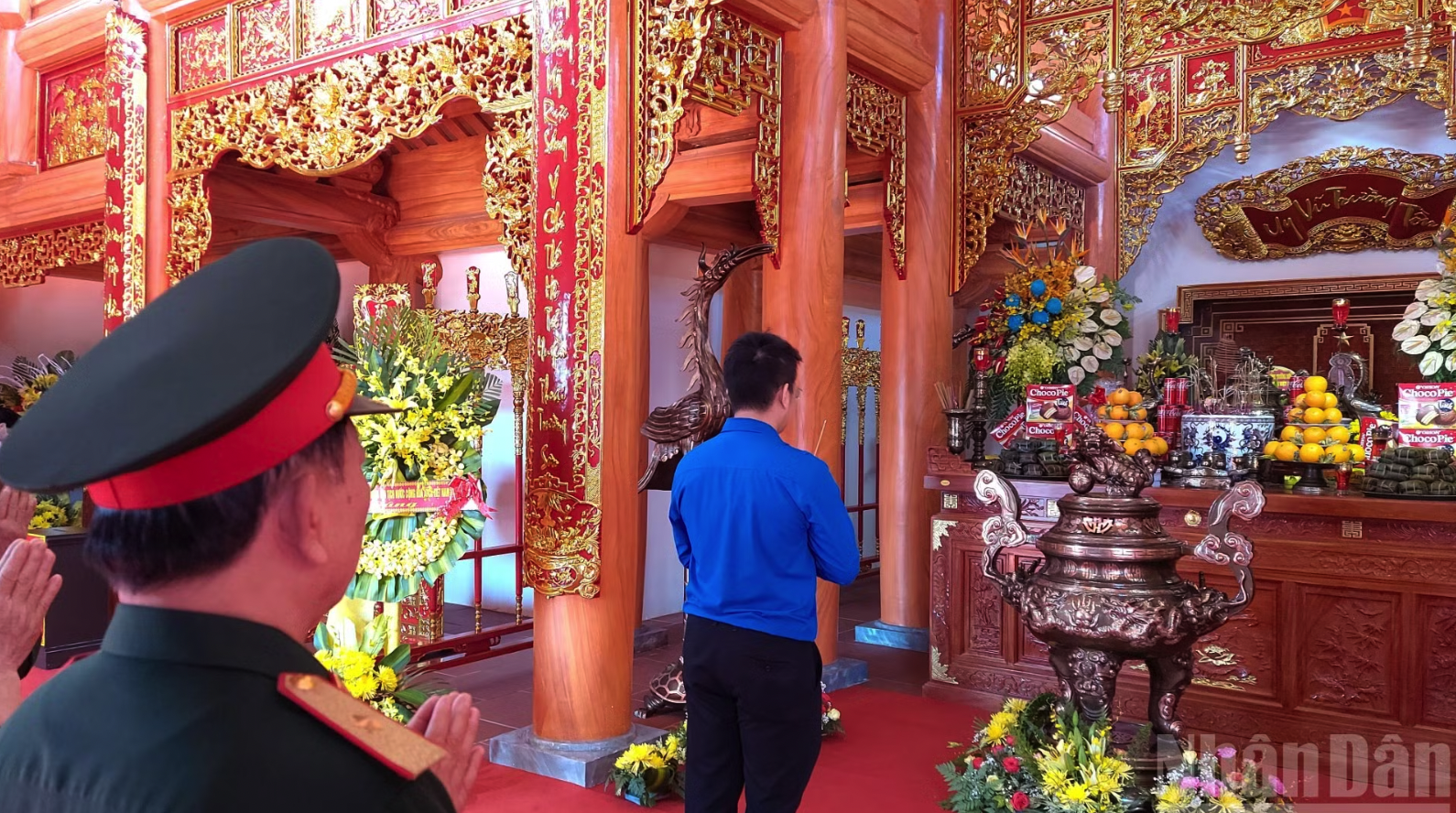 Các đại biểu dâng hương tại Đền tưởng niệm liệt sĩ Trường Sơn, trọng điểm Cà Roòng-ATP trên đường 20 Quyết thắng.
