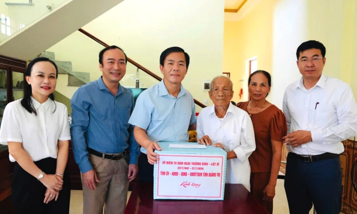 Đồng chí Nguyễn Văn Phương, Bí thư Tỉnh ủy thăm, tặng quà gia đình chính sách