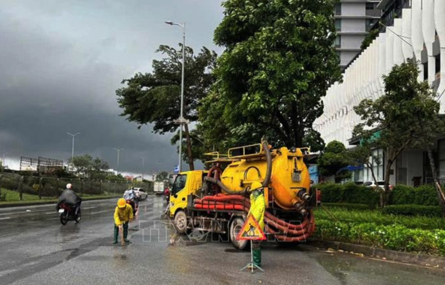 Công nhân ứng trực tiêu thoát nước tại đường Vành đai 3 đoạn trước tòa nhà Gamuda (Hà Nội). Ảnh tư liệu: Nguyễn Thắng/TTXVN