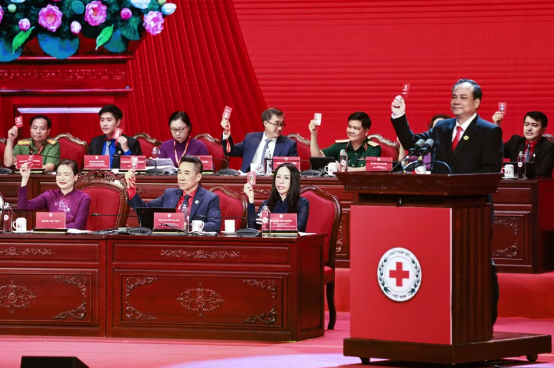 Đoàn Chủ tịch điều hành Đại hội tham gia biểu quyết bầu Ban Chấp hành Trung ương Hội Chữ thập đỏ Việt Nam khóa XII, nhiệm kỳ 2026-2031. (Ảnh: Thanh Tùng/TTXVN)