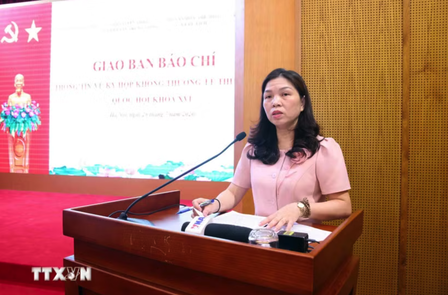 Vụ trưởng Vụ Thông tin và Thư viện của Quốc hội Hoàng Thị Lan Nhung thông tin về kỳ họp không thường lệ thứ nhất, Quốc hội khóa XVI. (Ảnh: Phạm Kiên/TTXVN)