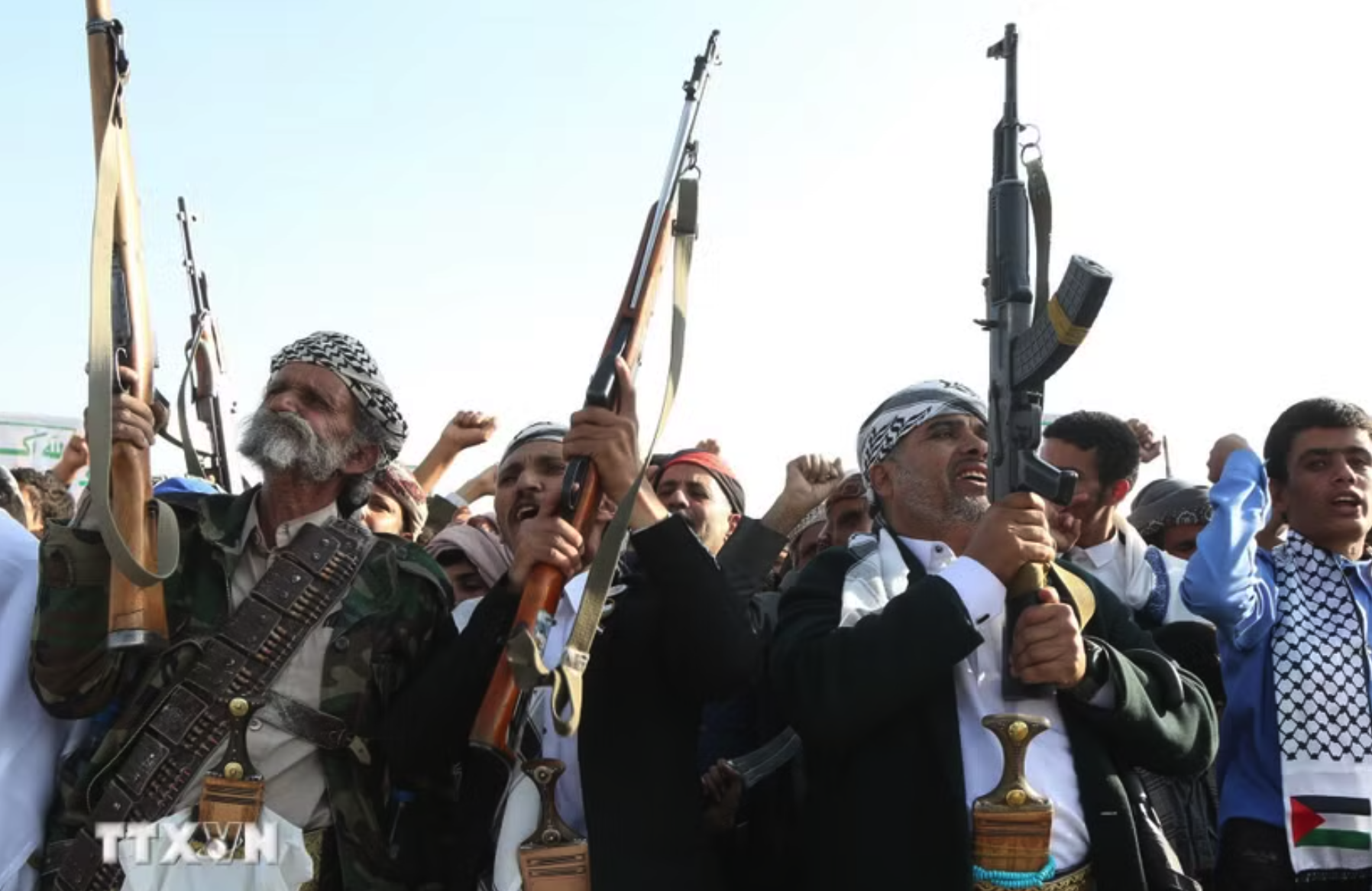 Các tay súng Houthi tại Sanaa, Yemen. (Ảnh: THX/TTXVN phát)