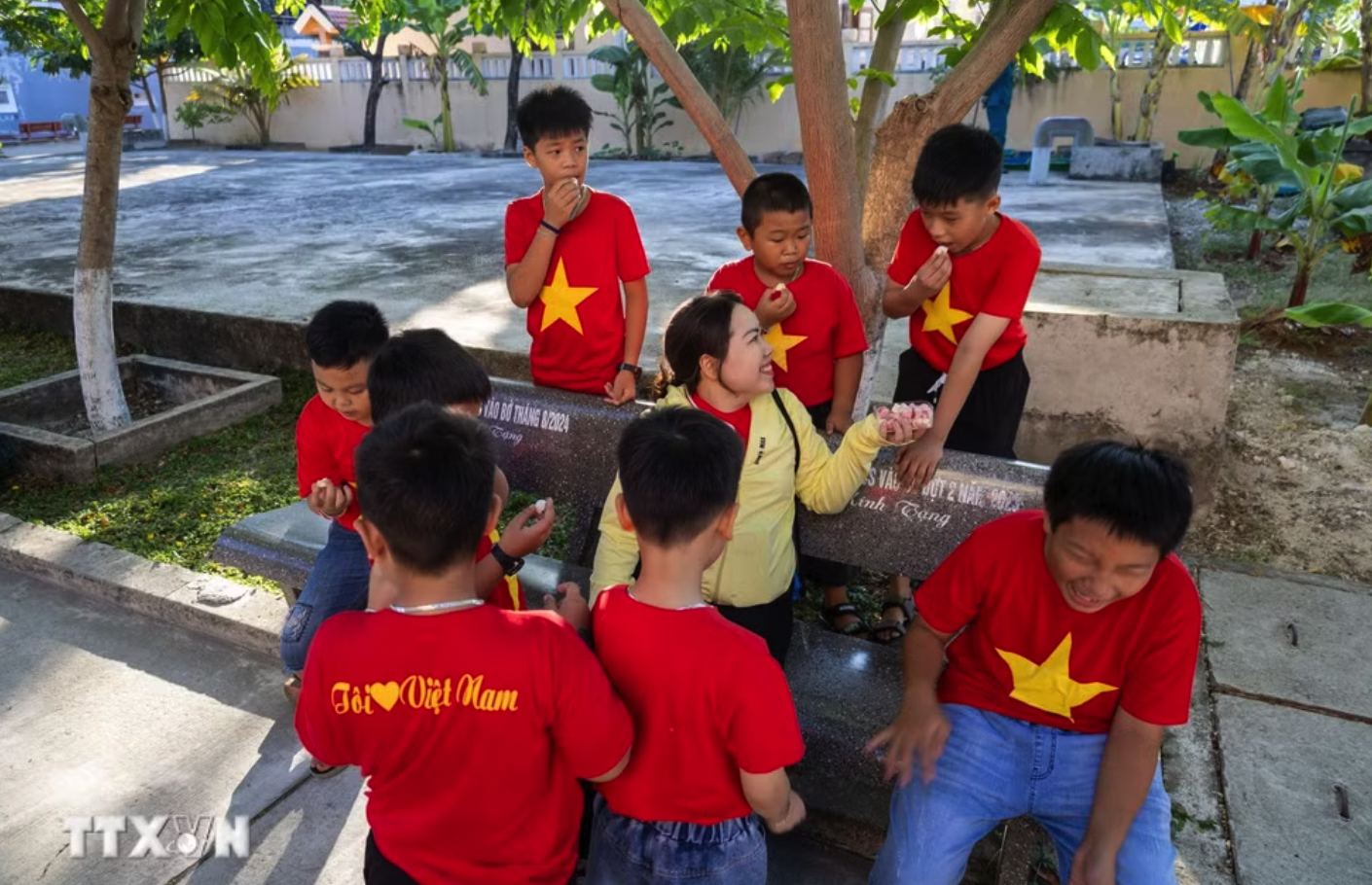 Trẻ em trên đảo Đá Tây A. (Ảnh: Xuân Quý/TTXVN)