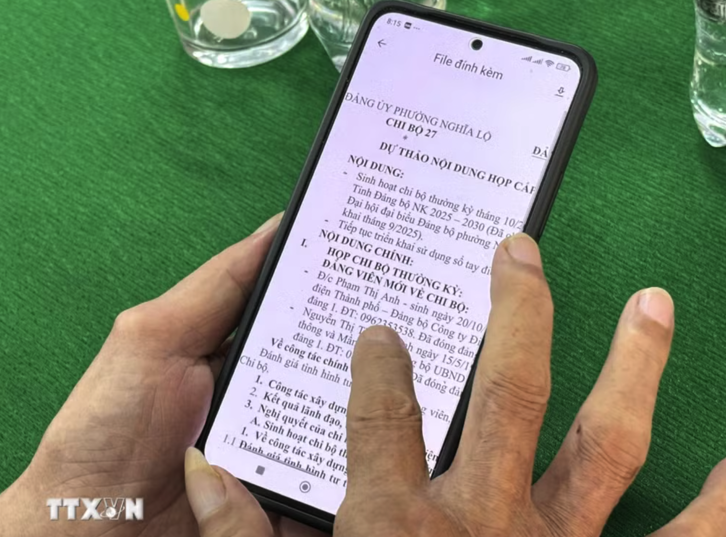 Sau hơn 2 năm triển khai thực hiện “Sổ tay đảng viên điện tử” đã khẳng định được hiệu quả rõ rệt, góp phần nâng cao chất lượng hoạt động, đổi mới phương thức lãnh đạo của các tổ chức cơ sở đảng trong toàn Đảng bộ tỉnh, đáp ứng yêu cầu trong tình hình mới. (Ảnh: Đinh Hương/TTXVN)
