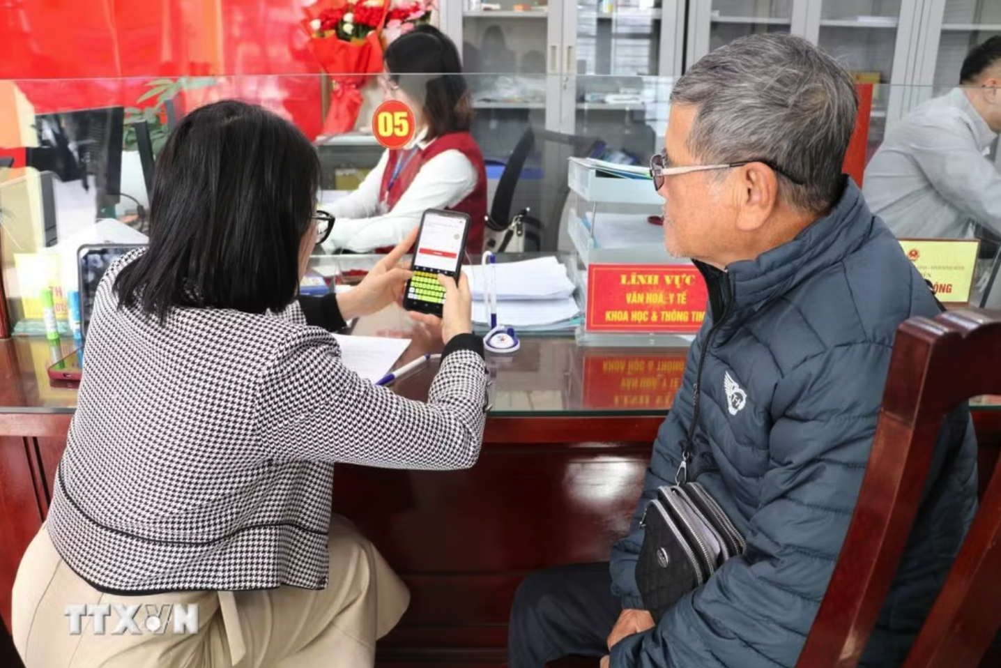 Đẩy mạnh ứng dụng dữ liệu số trong rà soát, quản lý hộ nghèo, hộ cận nghèo làm cơ sở xây dựng các chính sách hỗ trợ đúng đối tượng, đúng nhu cầu tại xã Giao Bình, tỉnh Ninh Bình. (Ảnh: Thùy Dung/TTXVN)
