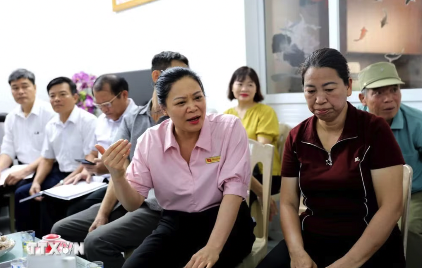 Bí thư Đảng ủy, Chủ tịch HĐND xã Vũ Thư, tỉnh Hưng Yên Phạm Thị Như Phong trả lời những kiến nghị của người dân tại buổi “Uống trà nghe dân nói”. (Ảnh: Thế Duyệt/TTXVN)