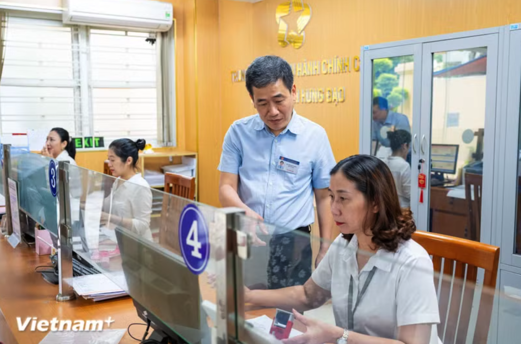Toàn hệ thống chính trị đã ban hành 527 văn bản quy phạm pháp luật và hướng dẫn thi hành phân cấp, phân quyền. (Ảnh: PV/Vietnam+)