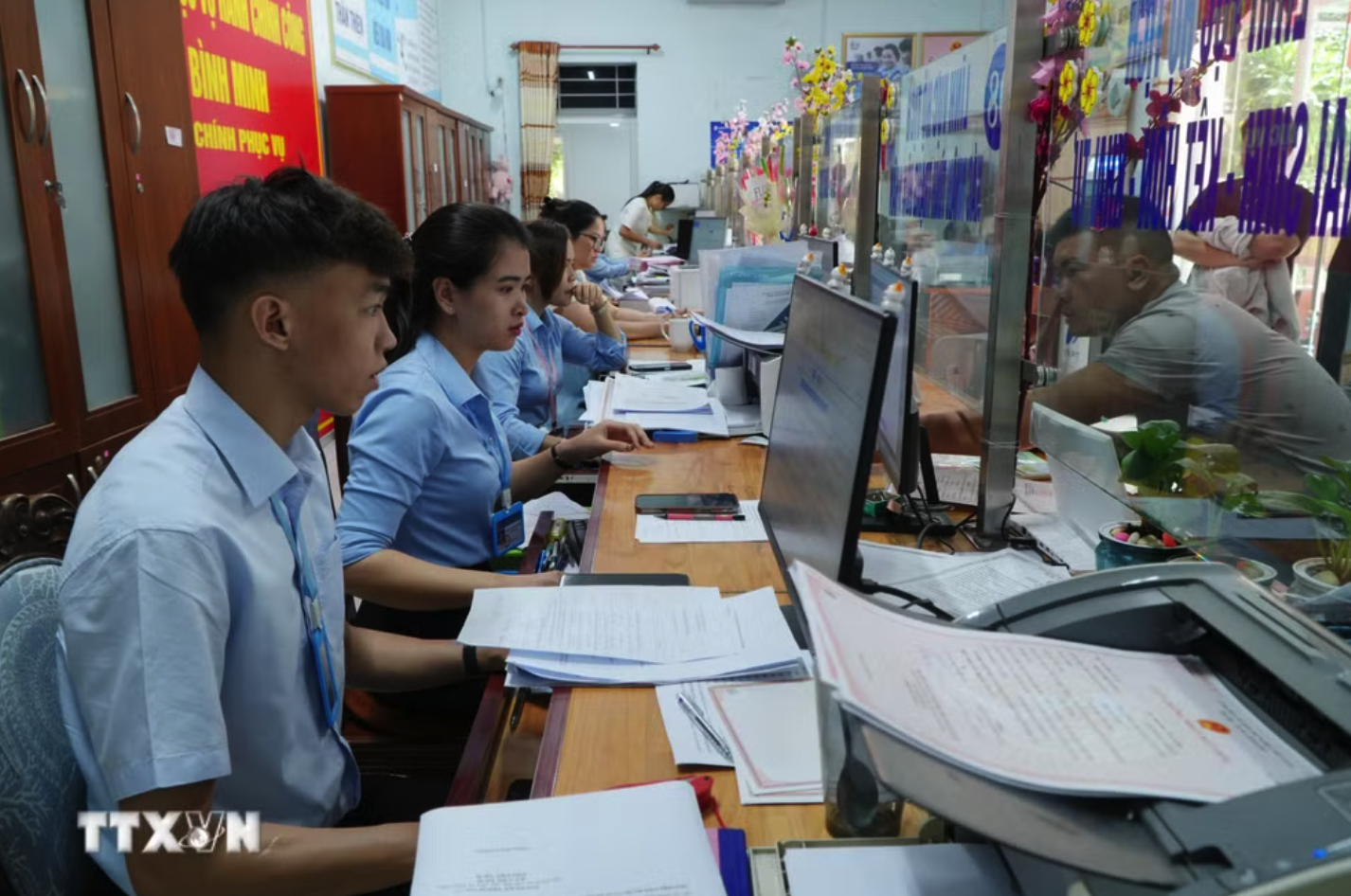 Nhằm nâng cao chất lượng phục vụ người dân, cải cách thủ tục hành chính theo hướng nhanh gọn, hiệu quả, xã Bình Minh (tỉnh Đồng Nai) đã triển khai mô hình “Ngày thứ 6 không hẹn” đã phát huy hiệu quả tích cực. (Ảnh: Lê Xuân/TTXVN)