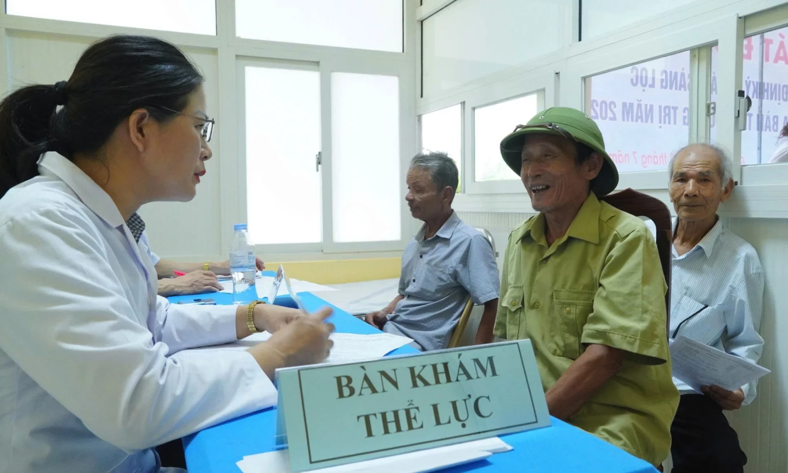 Chăm sóc sức khỏe cho người có công - Ảnh: M.H
