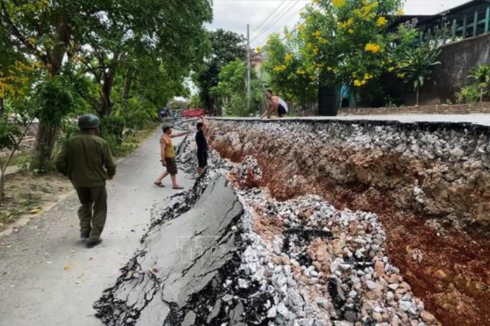 Xác định nguyên nhân vụ sụt lún tuyến đường ven sông ở xã Lệ Thủy