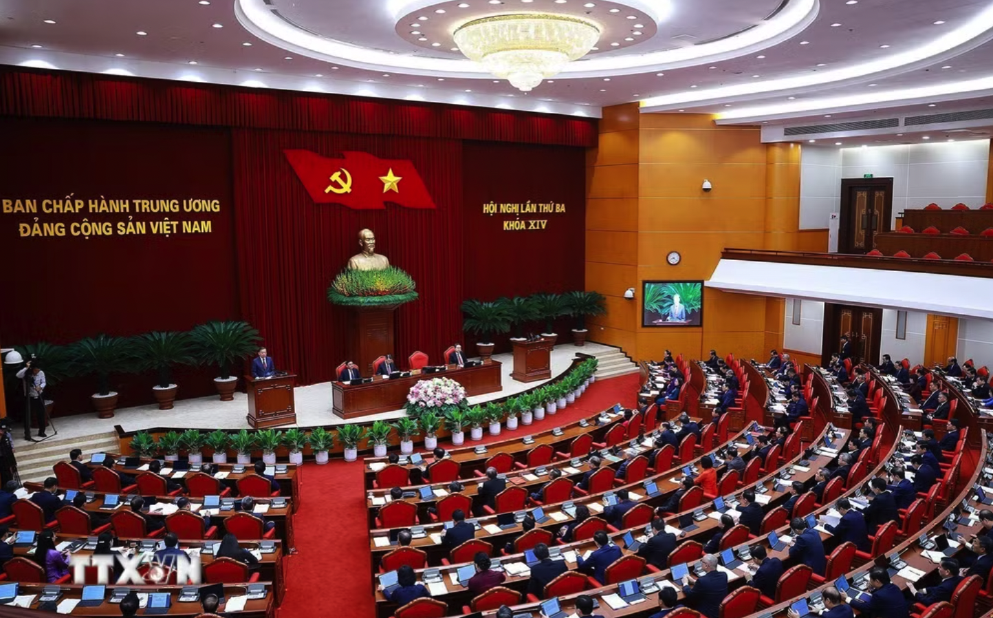 Hội nghị lần thứ ba Ban Chấp hành Trung ương Đảng khóa XIV đã thống nhất chủ trương chuyển chức năng, nhiệm vụ tham mưu về công tác dân vận từ Ban Tuyên giáo và Dân vận Trung ương sang Đảng ủy Mặt trận Tổ quốc, các đoàn thể Trung ương. (Ảnh: Dương Giang/TTXVN)