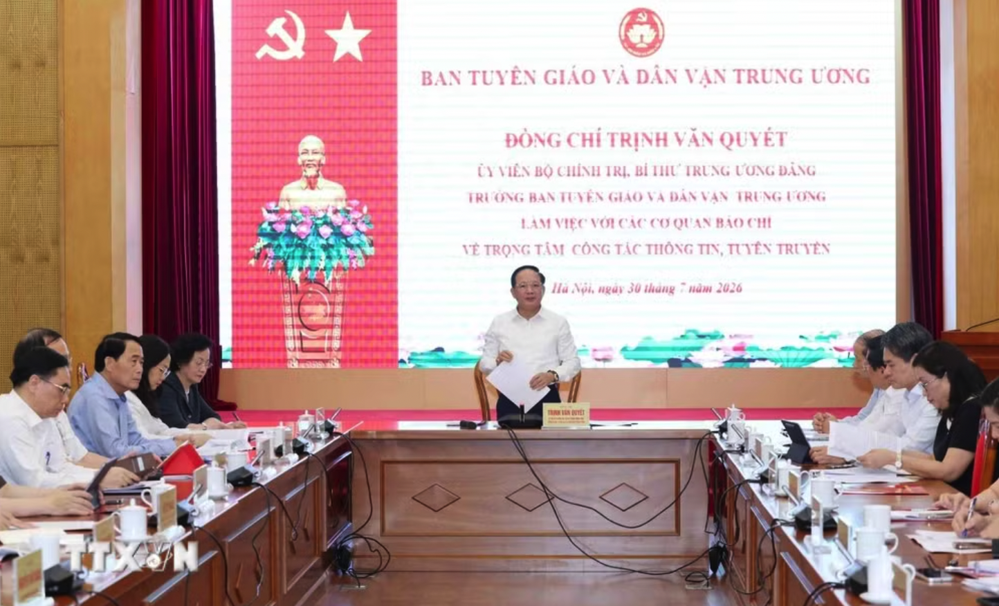 Đồng chí Trịnh Văn Quyết, Ủy viên Bộ Chính trị, Bí thư Trung ương Đảng, Trưởng ban Tuyên giáo và Dân vận Trung ương phát biểu chỉ đạo buổi làm việc. (Ảnh: Phương Hoa/TTXVN)