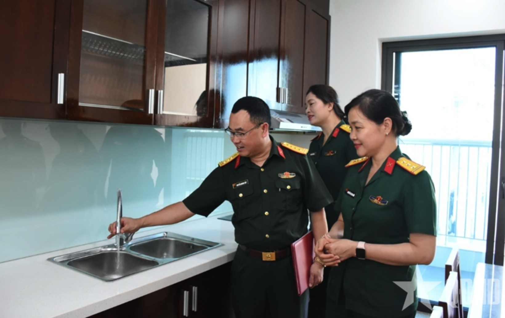 Các đại biểu tham quan căn hộ nhà ở công vụ Tổng cục Chính trị tại phường Khương Đình, TP. Hà Nội, khánh thành và đưa vào sử dụng tháng 4-2026. Ảnh: VŨ TÚ