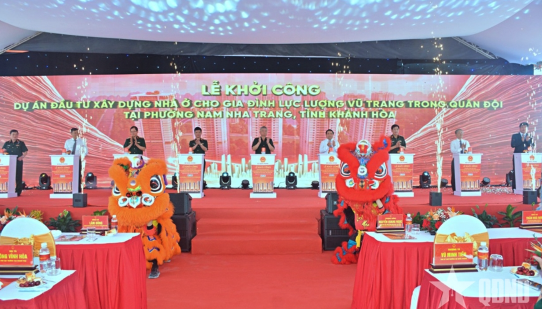 Lãnh đạo Bộ Quốc phòng và các đại biểu thực hiện nghi thức khởi công dự án đầu tư xây dựng nhà ở cho gia đình lực lượng vũ trang trong Quân đội tại phường Nam Nha Trang, tỉnh Khánh Hòa. Ảnh: DUY HIỂN