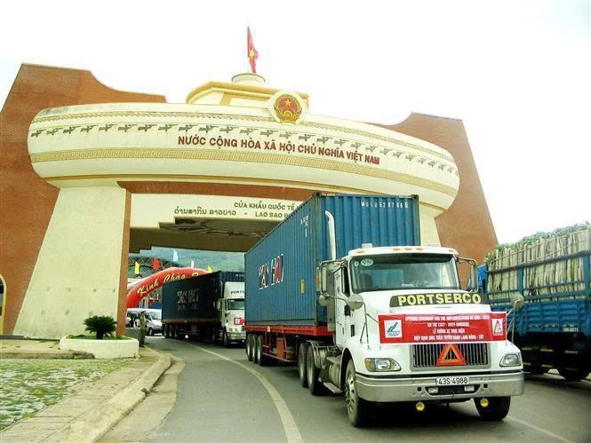 Phương tiện vận chuyển hàng hóa qua Cửa khẩu quốc tế Lao Bảo - T.L