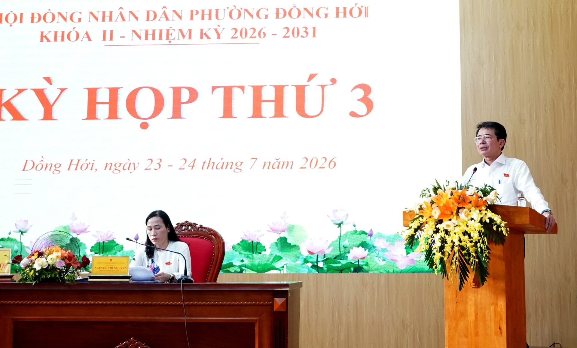 Đồng chí Hoàng Ngọc Đan, Chủ tịch UBND phường Đồng Hới phát biểu trao đổi ý kiến tại kỳ họp - Ảnh: H.Tr