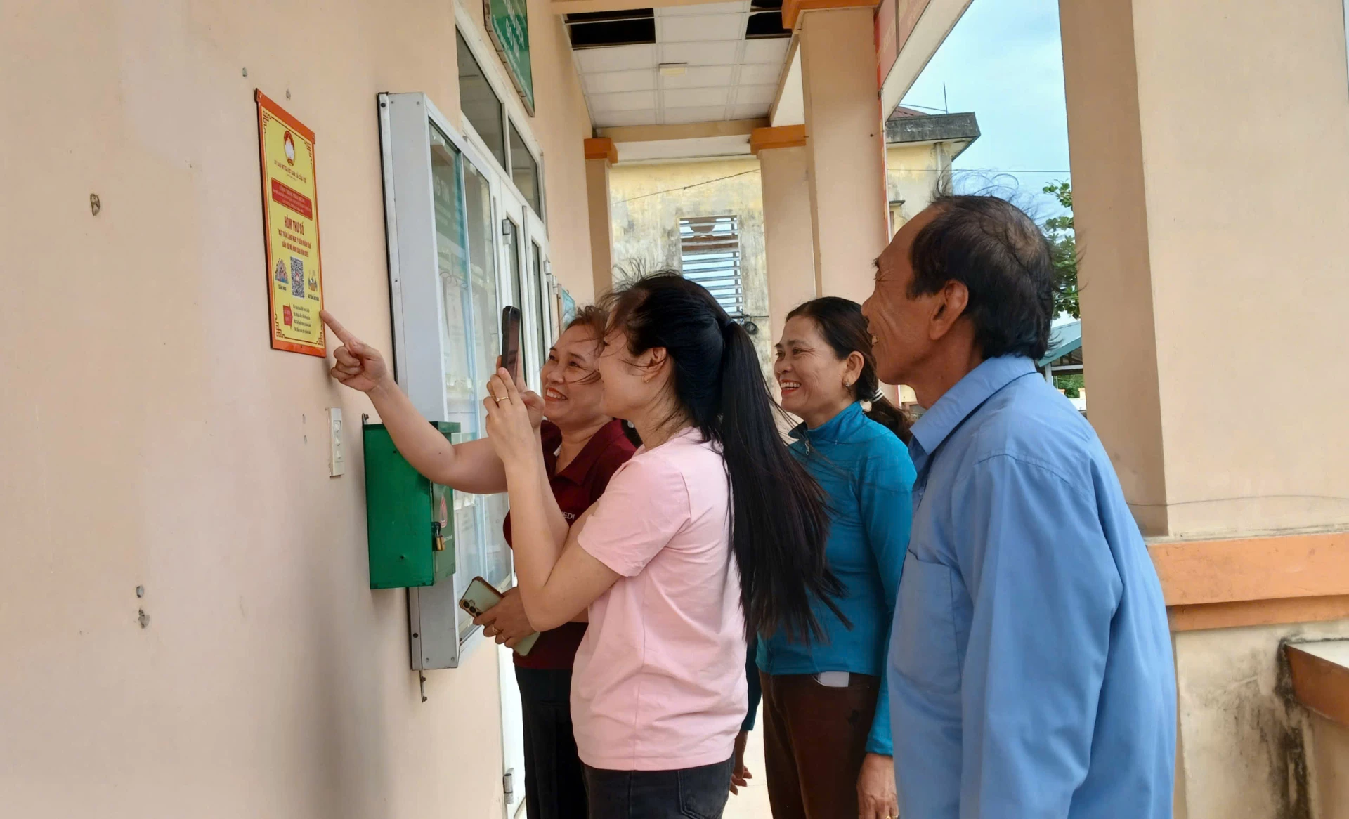 Người dân thôn Mai Xá sử dụng mã QR của mô hình Hòm thư số-Mặt trận lắng nghe ý kiến Nhân dân để gửi phản ánh, góp ý đến Mặt trận xã Cửa Việt - Ảnh: N.B